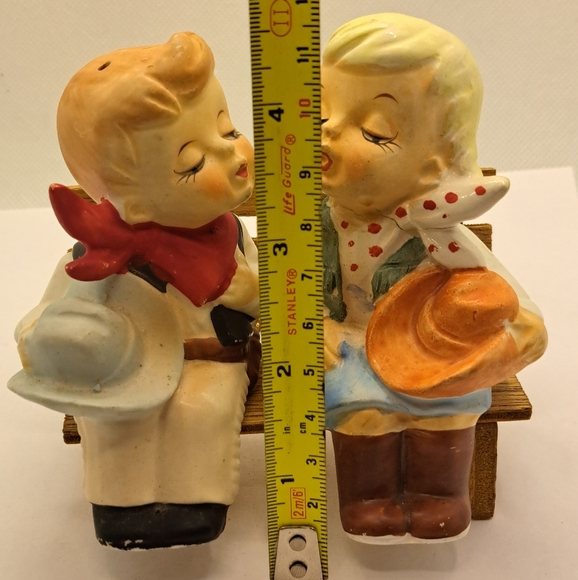 Boy and Girl Kissing Vintage Salt And pepper. - Picture 2 of 8